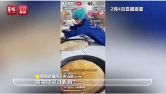 有工人以至将净手套和鞋垫放至流水线